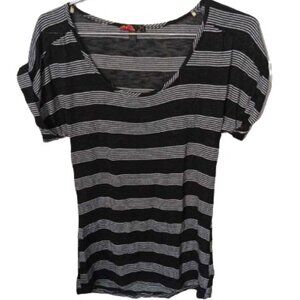 Forever 21 Black + White Tee Size Small